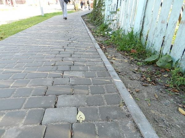 Проспект у Володимирі-Волинському ремонтують «халтурщики»? ФОТО